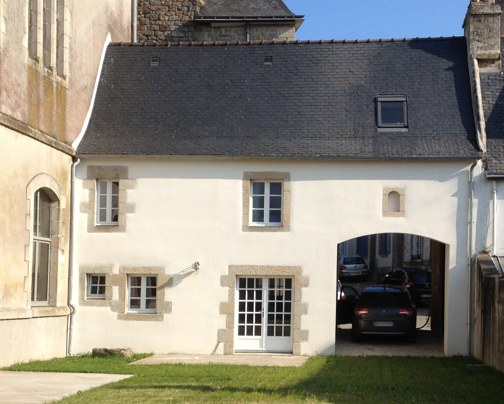 Vue extérieure de la maison, depuis un jardin intérieur